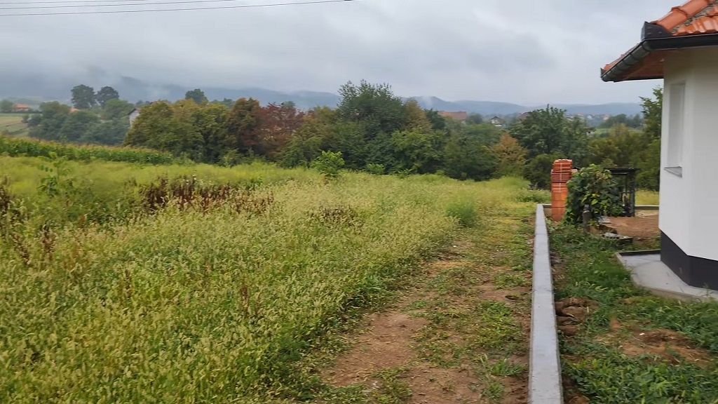 Pogled na dvorište koje treba da se uredi