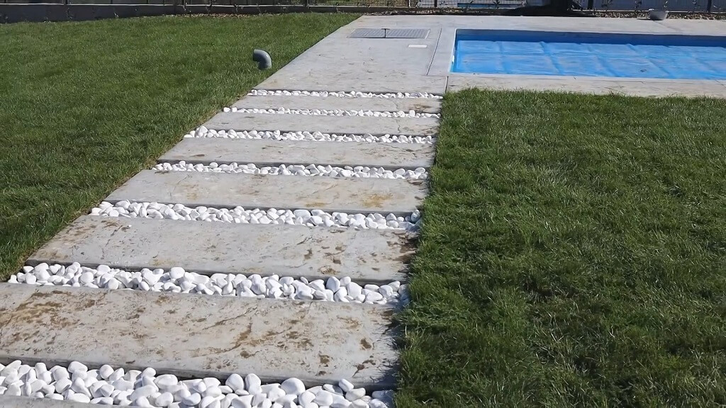 Staza, bazen i travnjak u dvorištu koje je u toku uređivanja